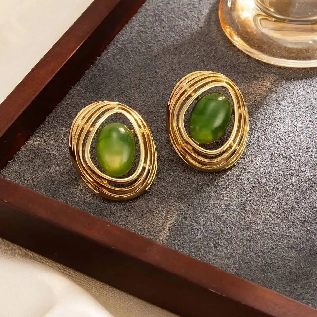 Brinco Stud Dourado com Pedra Verde e Design Orgânico