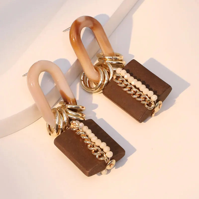 Brinco Geométrico Moderno — Corrente e Miçangas, Design Exclusivo, Leve e Artesanal