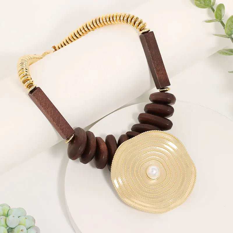 Colar Geometria Statement – Elegância Vintage em Madeira e Metal