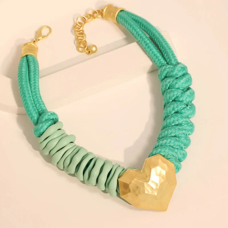 Colar de Cordas e Contas com Pingente de Coração