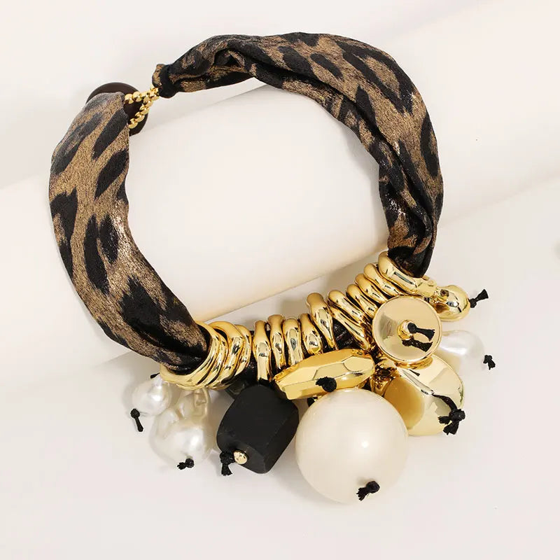 Colar com Contas Grandes e Marcantes