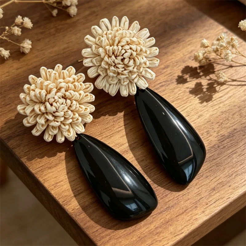 Brinco Vintage Francês com Flor Artesanal e Gota Preta