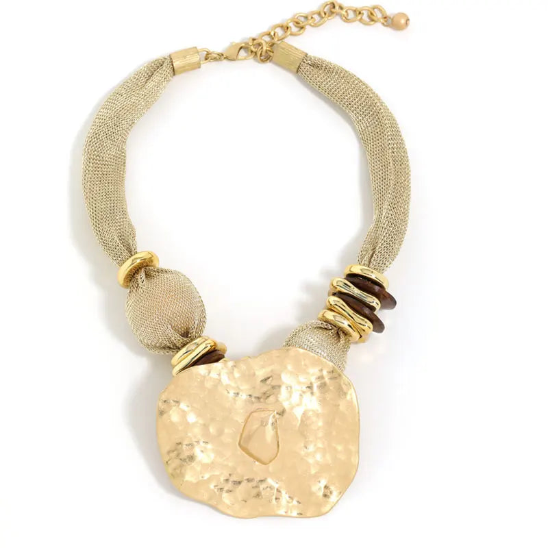 Colar Aurora Dourada – Design Retrô com Pingente Geométrico | By Mireva