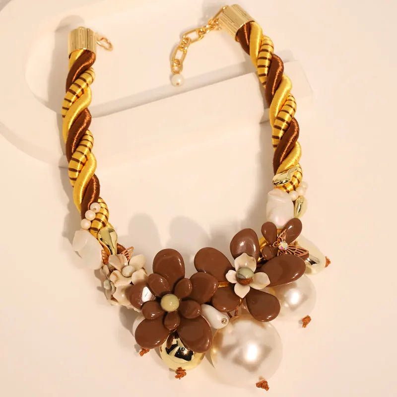 Colar Boho com Design de Flores e Pérolas