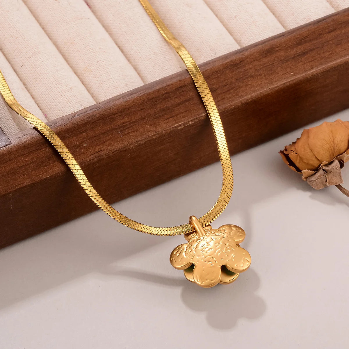 Colar Flor Turquesa Dourado | By Mireva