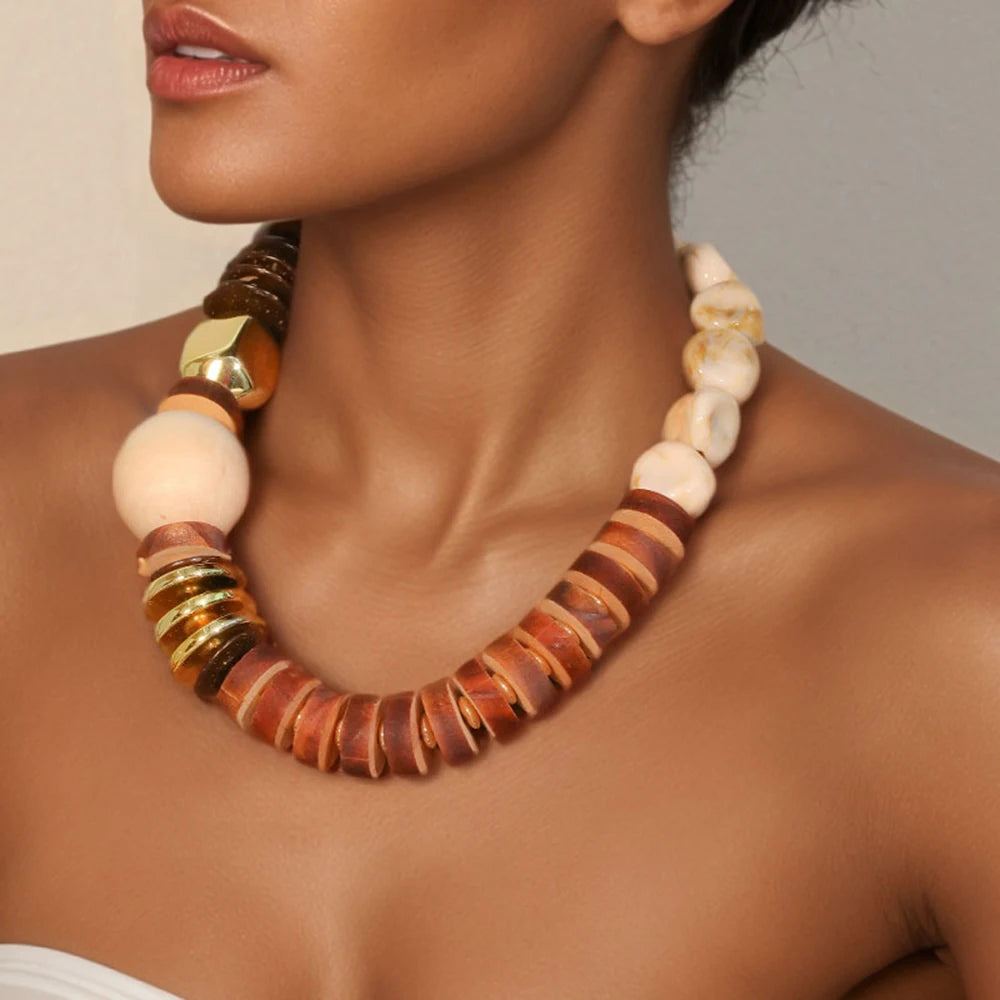 Colar Boho Discos Madeira Bege & Marrom Assimétrico | By Mireva