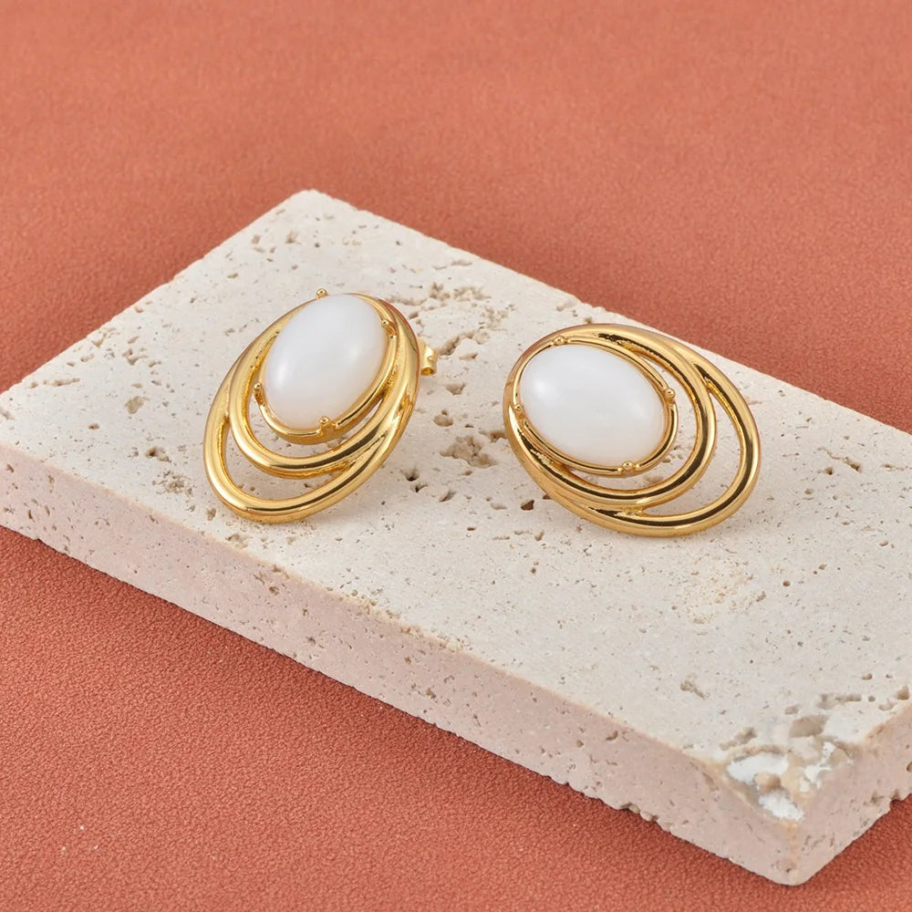 Brinco Stud Dourado com Pedra Preta Oval