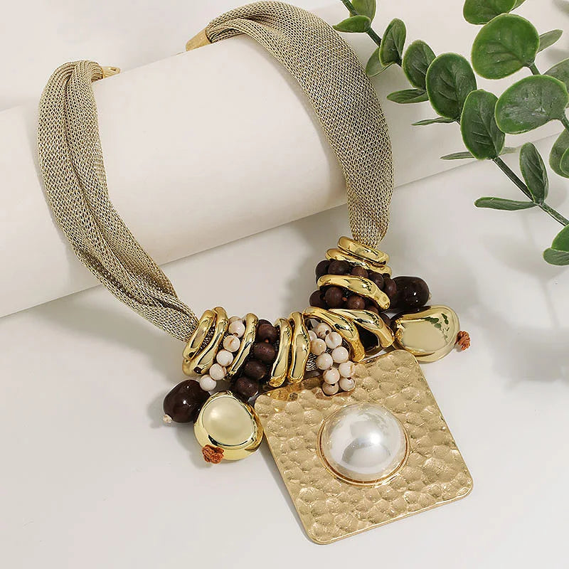 Colar Retrô com Pingente Quadrado em Malha e Costura Decorativa