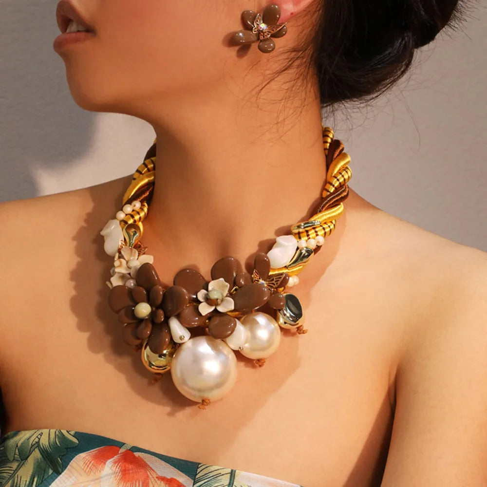 Colar Boho com Design de Flores e Pérolas