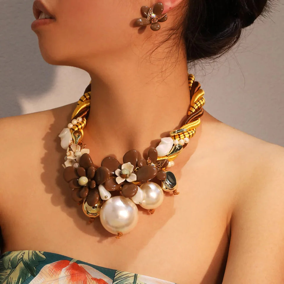 Colar Boho com Design de Flores e Pérolas