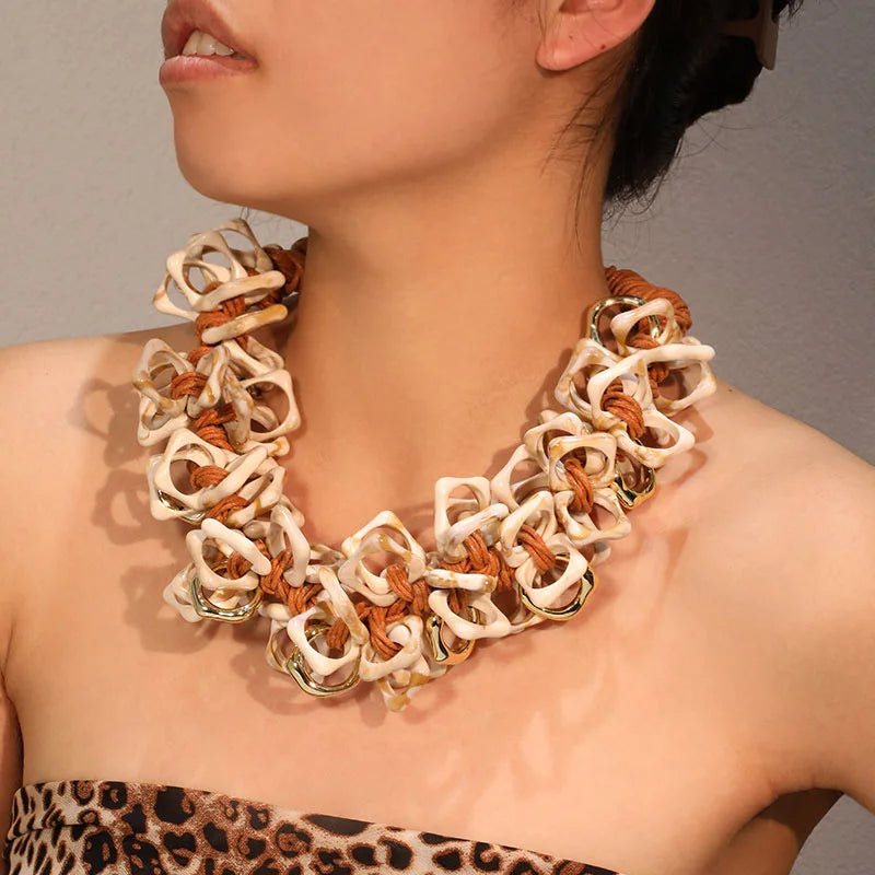 Colar Feminino com Contas Grandes