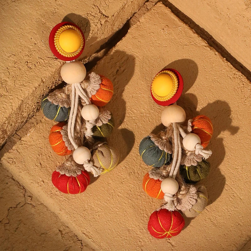 Brinco Boho Étnico Colorido — Bolinhas de Tecido Artesanal, Longo e Leve