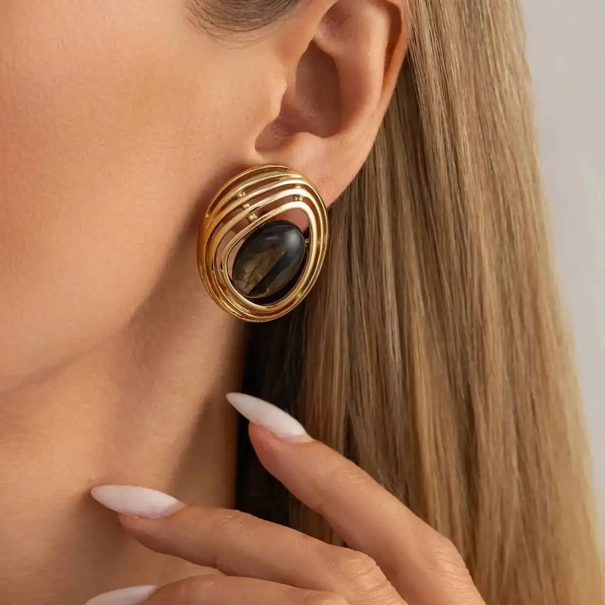 Brinco Stud Dourado com Pedra Verde e Design Orgânico