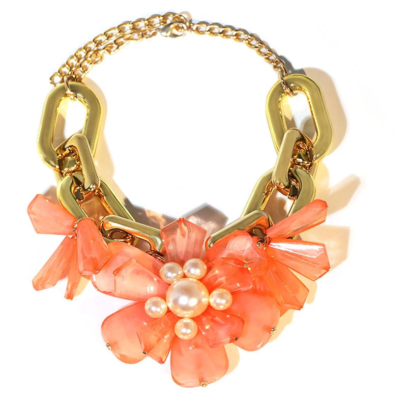 Colar Maxi Dourado com Flores em Acrílico Coral e Pérolas