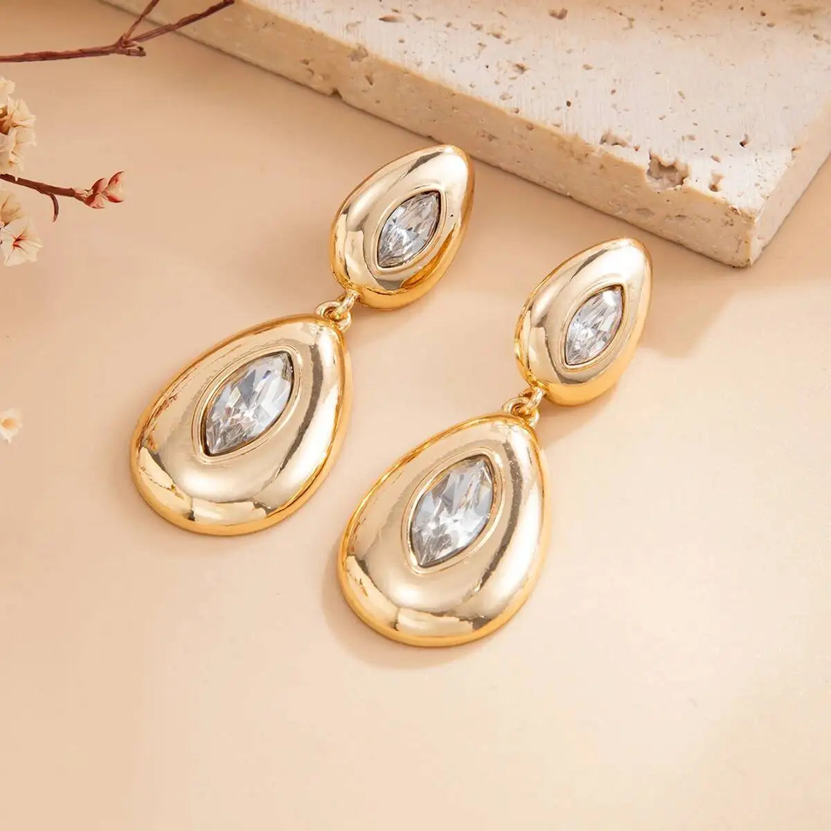 Brinco Dourado com Cristais Lapidados em Formato de Gota