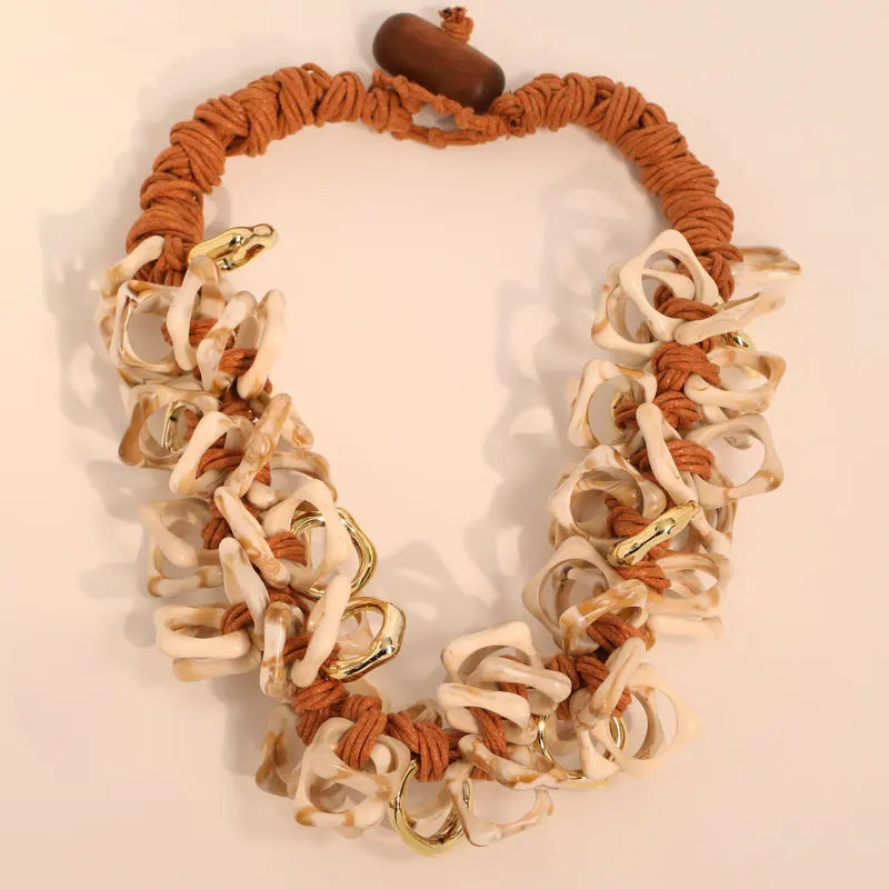 Colar Feminino com Contas Grandes