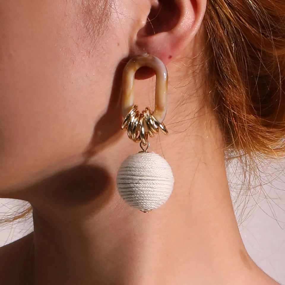 Brincos Longos em Formato de Bola Feitos à Mão