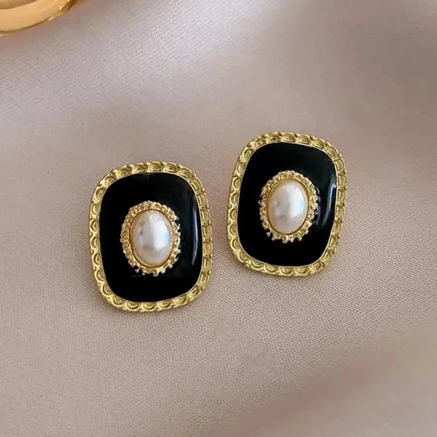 Brinco Dourado Preto com Pérola Central
