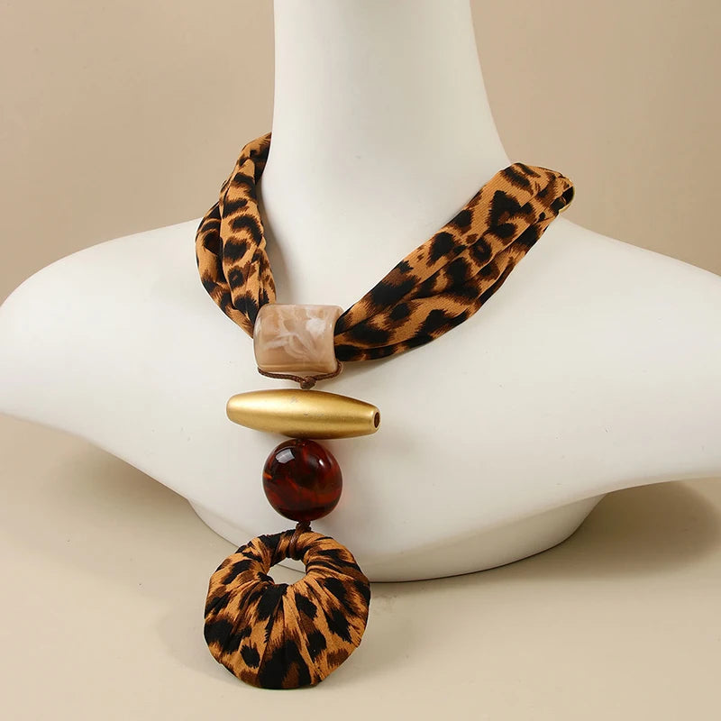 Colar Maxi Animal Print com Pingente Geométrico