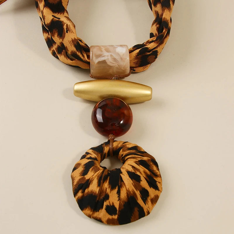 Colar Maxi Animal Print com Pingente Geométrico