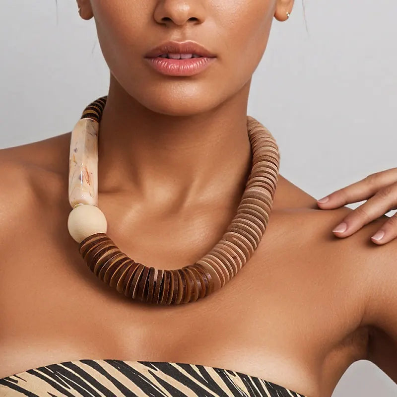 Colar Elementar em Madeira – Design Artesanal Retrô | By Mireva