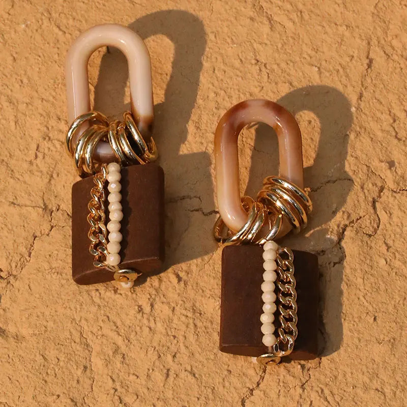 Brinco Geométrico Moderno — Corrente e Miçangas, Design Exclusivo, Leve e Artesanal