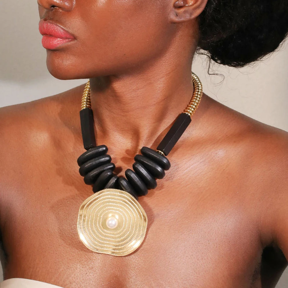 Colar Geometria Statement – Elegância Vintage em Madeira e Metal