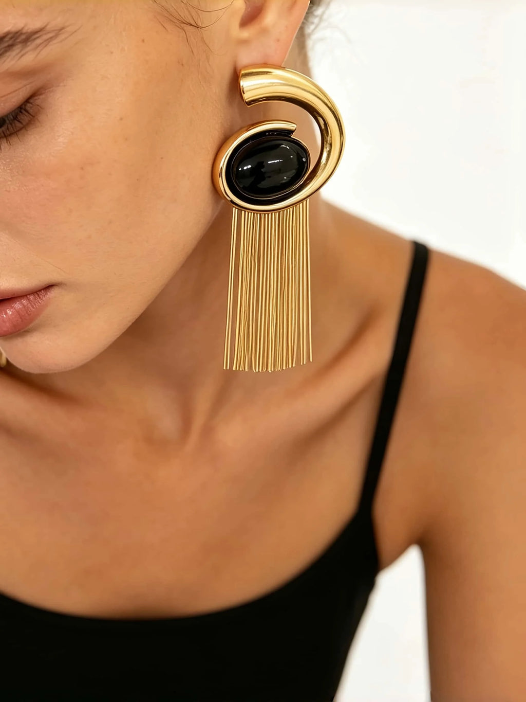 Brinco Espiral Dourado com Pedra Preta e Franjas Metálicas