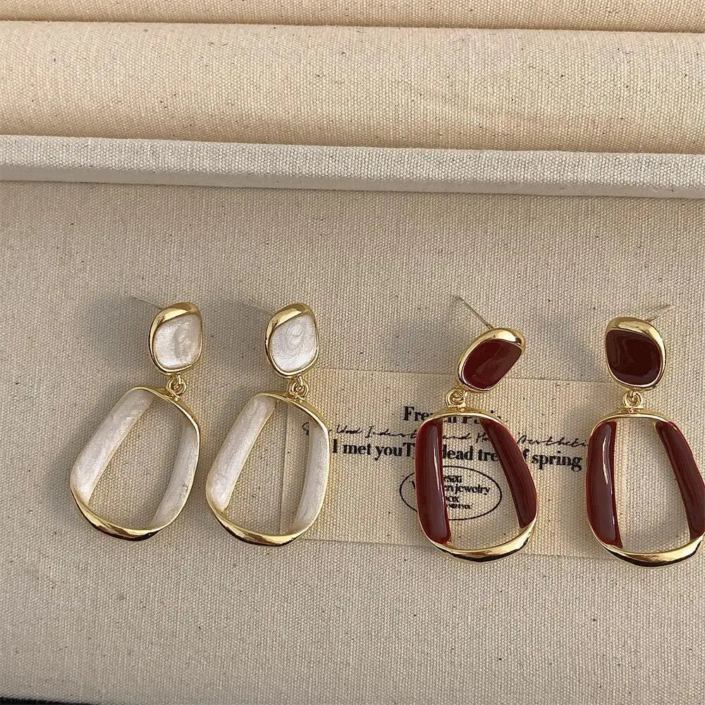 Brinco Geométrico Vazado Branco & Vinho | By Mireva