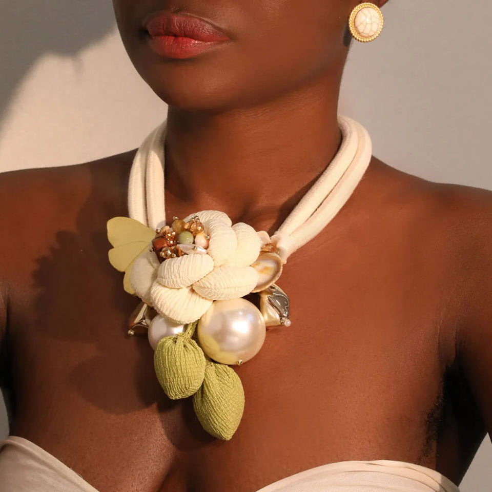 Colar Boho Fashion com Flor e Borboleta