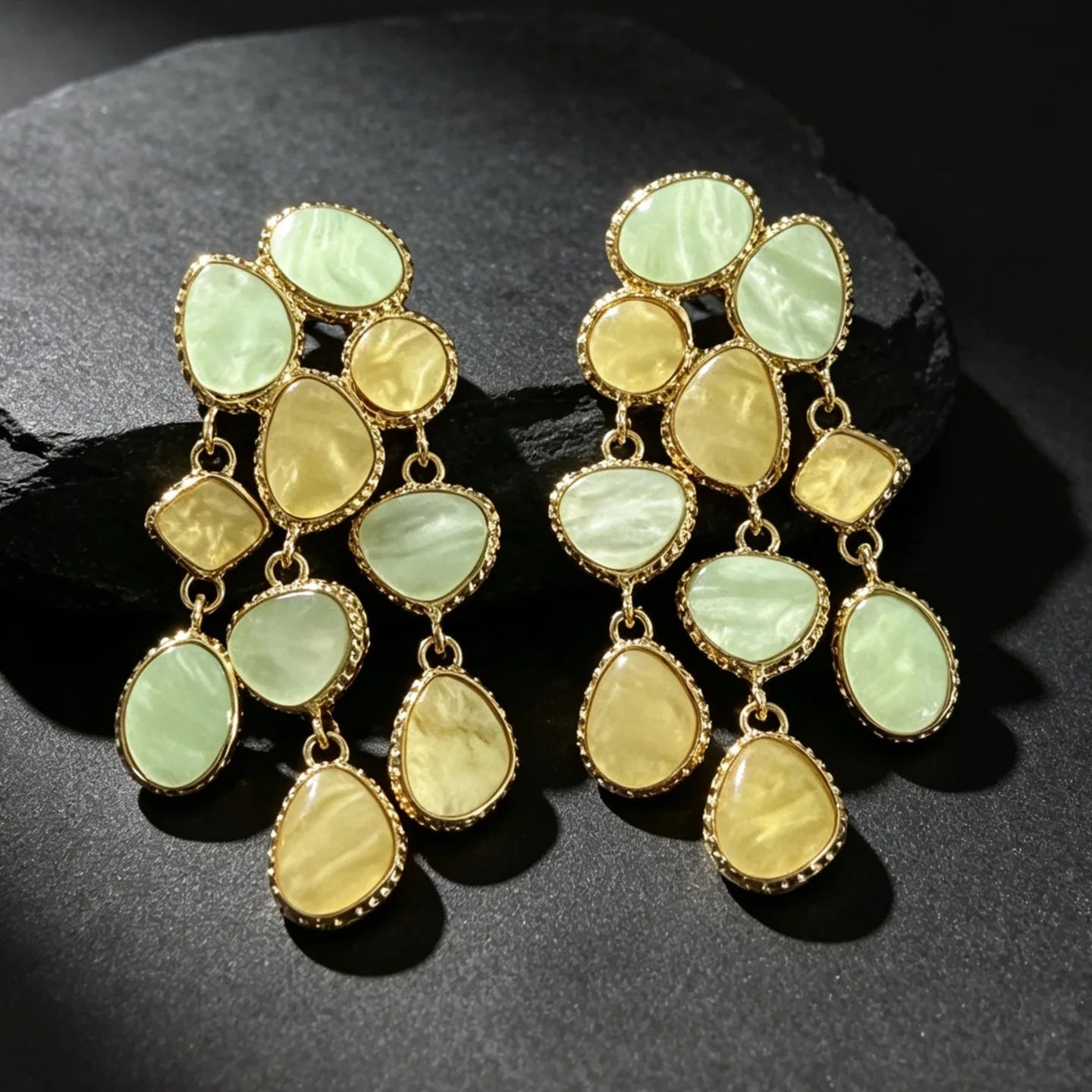 Brinco Dourado com Pedras Verdes e Amarelas