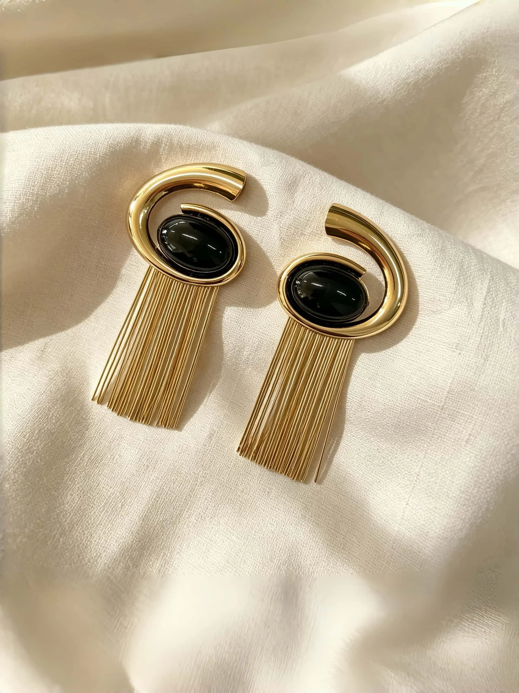Brinco Espiral Dourado com Pedra Preta e Franjas Metálicas
