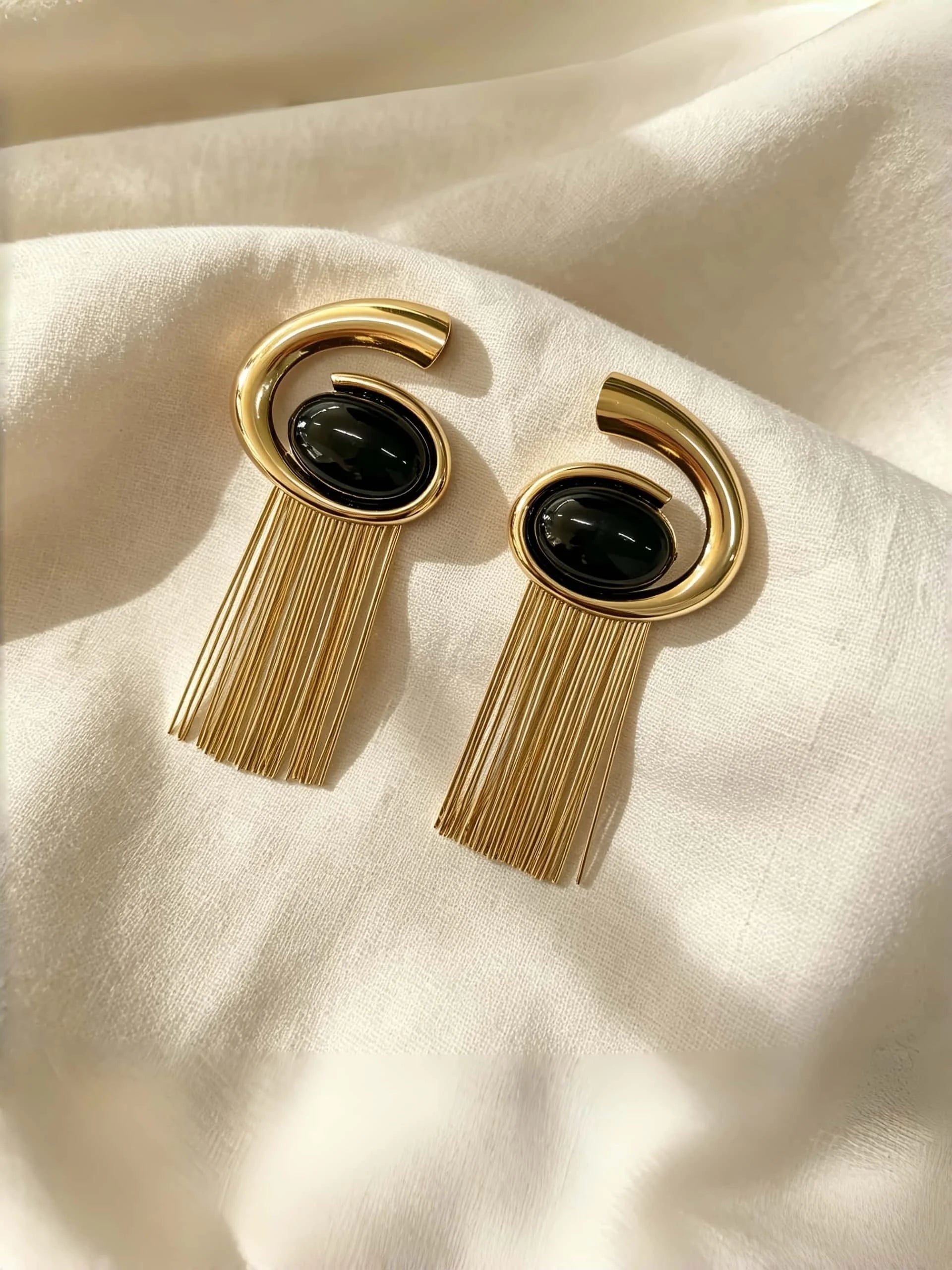 Brinco Espiral Dourado com Pedra Preta e Franjas Metálicas