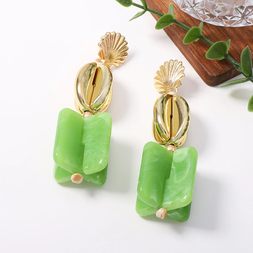 Brinco Dourado com Concha e Resina Turquesa
