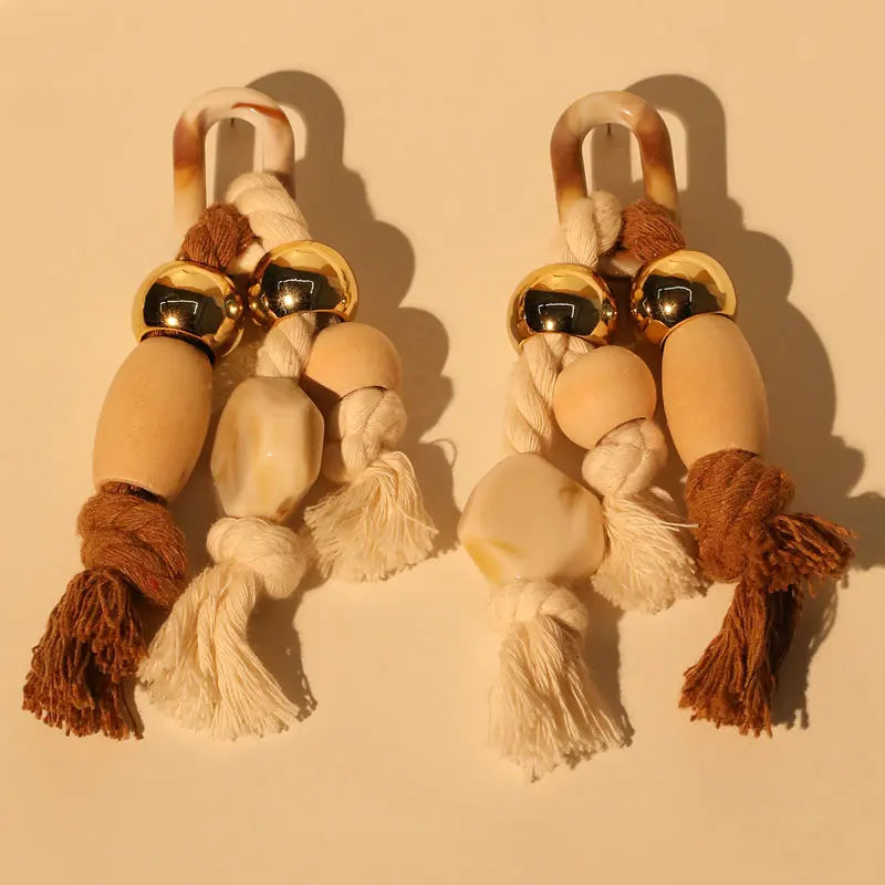 Brinco Longo Statement Boho — Miçangas Douradas, Madeira & Cordão, Artesanal e Leve