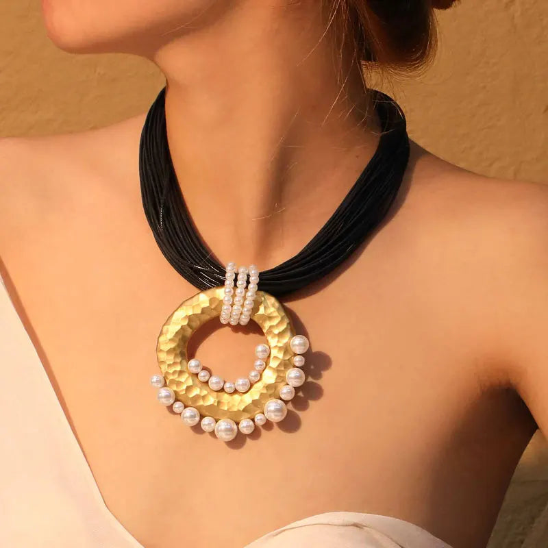 Colar Statement Preto & Dourado com Pérolas | By Mireva