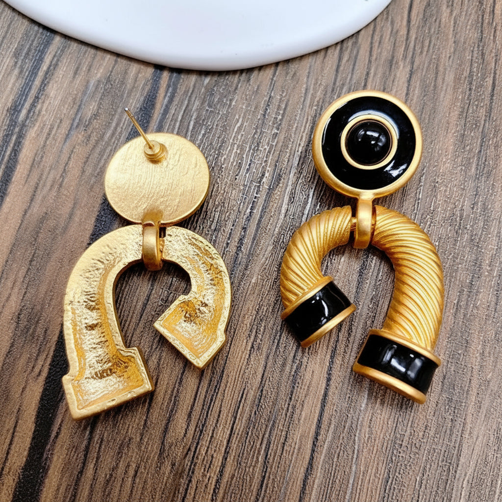 Brinco Maxi Dourado Preto Geométrico