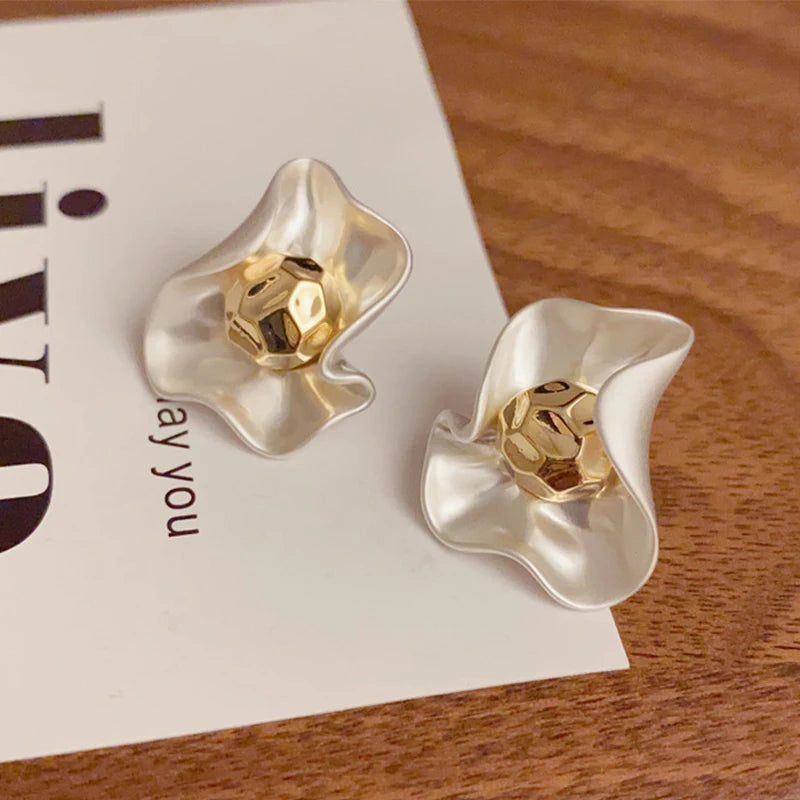 Brinco Flor Metálica Pérola Dourada | By Mireva