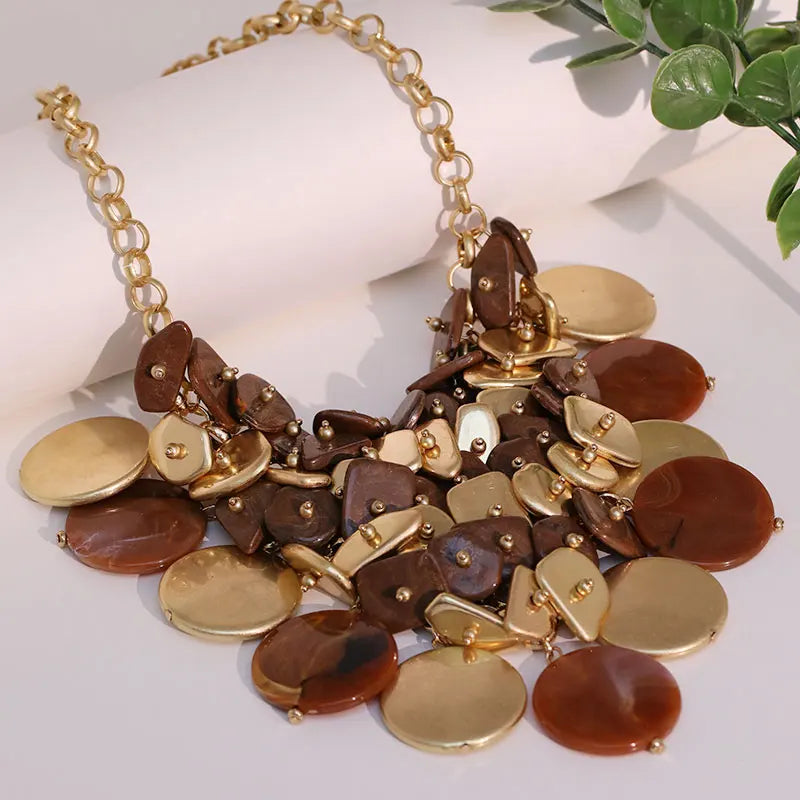Colar Maxi Dourado e Preto com Pingentes Geométricos