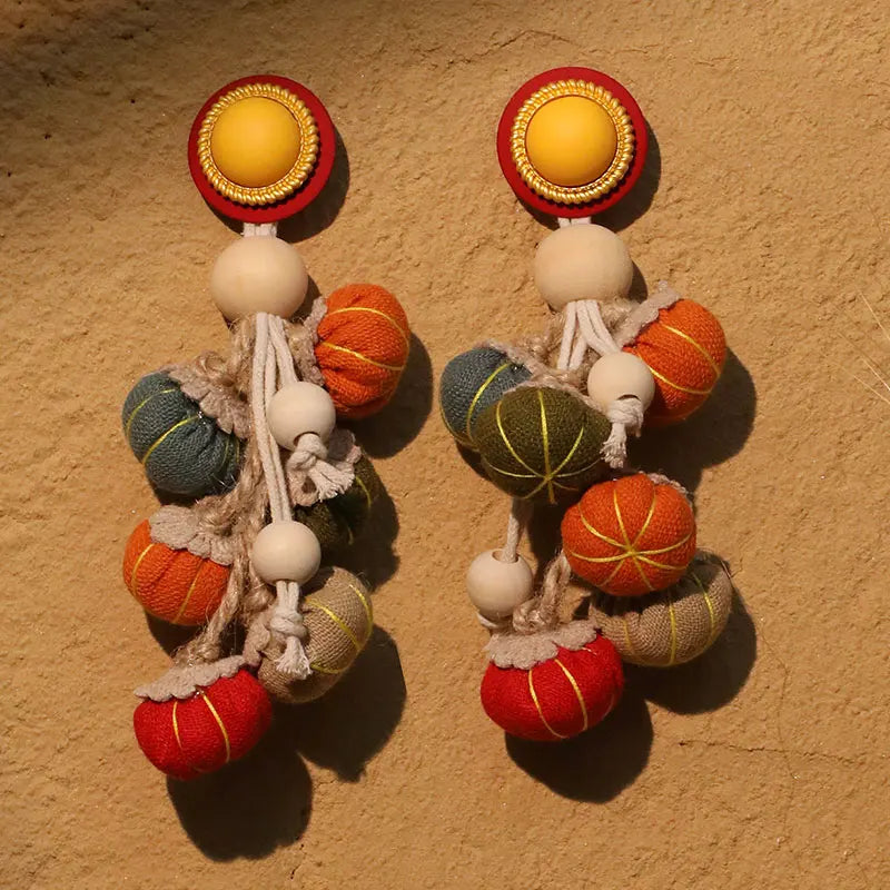 Brinco Boho Étnico Colorido — Bolinhas de Tecido Artesanal, Longo e Leve