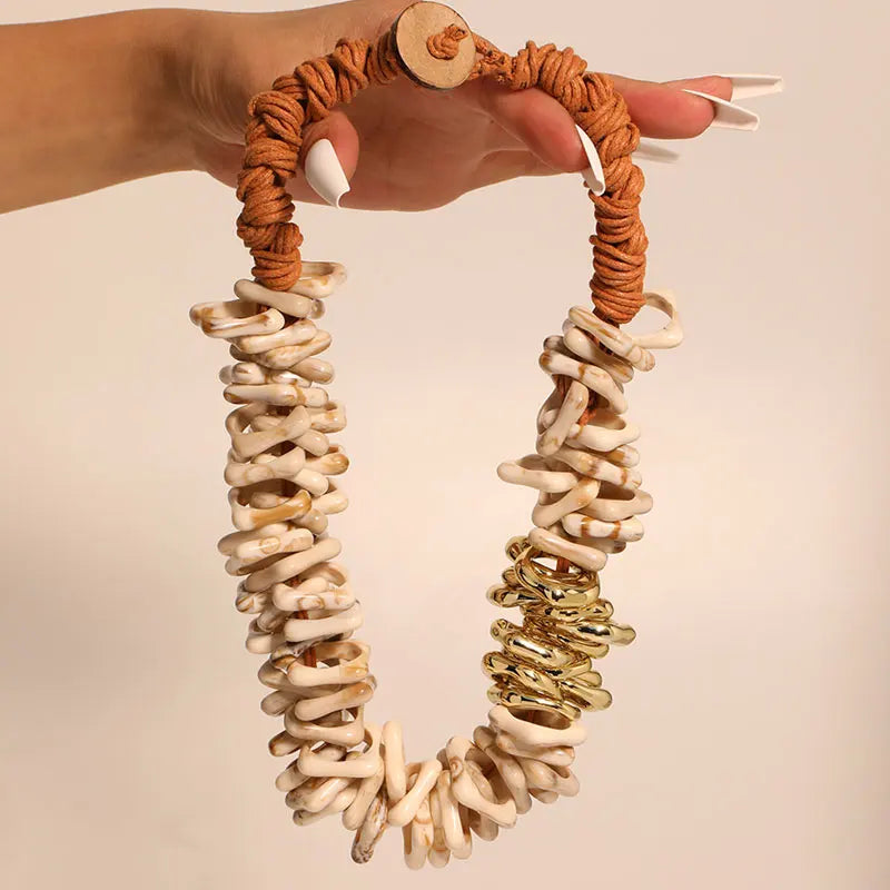 Colar Statement Conchas Marfim & Dourado | By Mireva