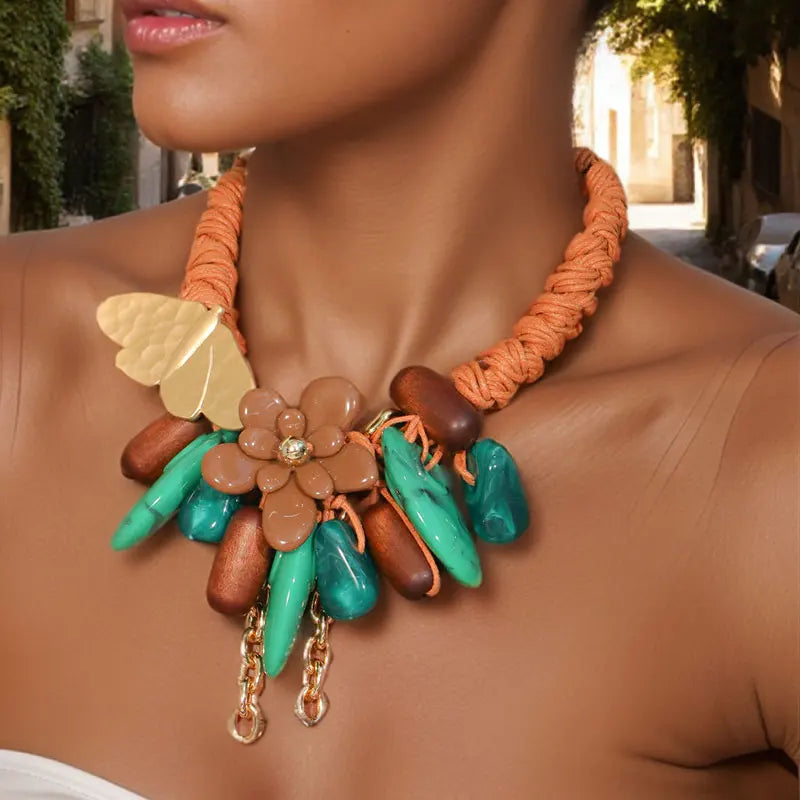 Colar Borboleta Contas Verde Madeira Trançado | By Mireva