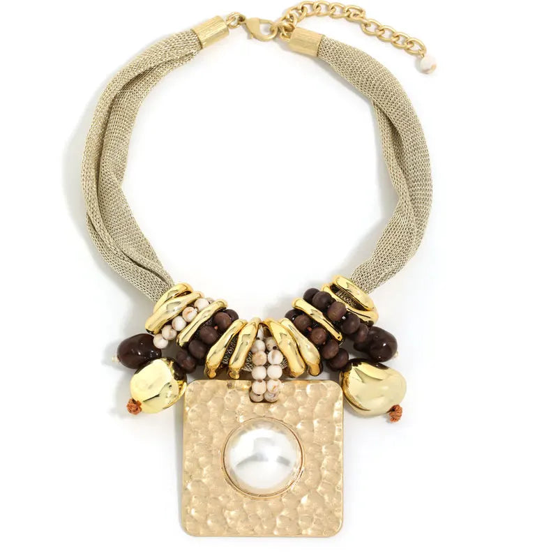 Colar Retrô com Pingente Quadrado em Malha e Costura Decorativa