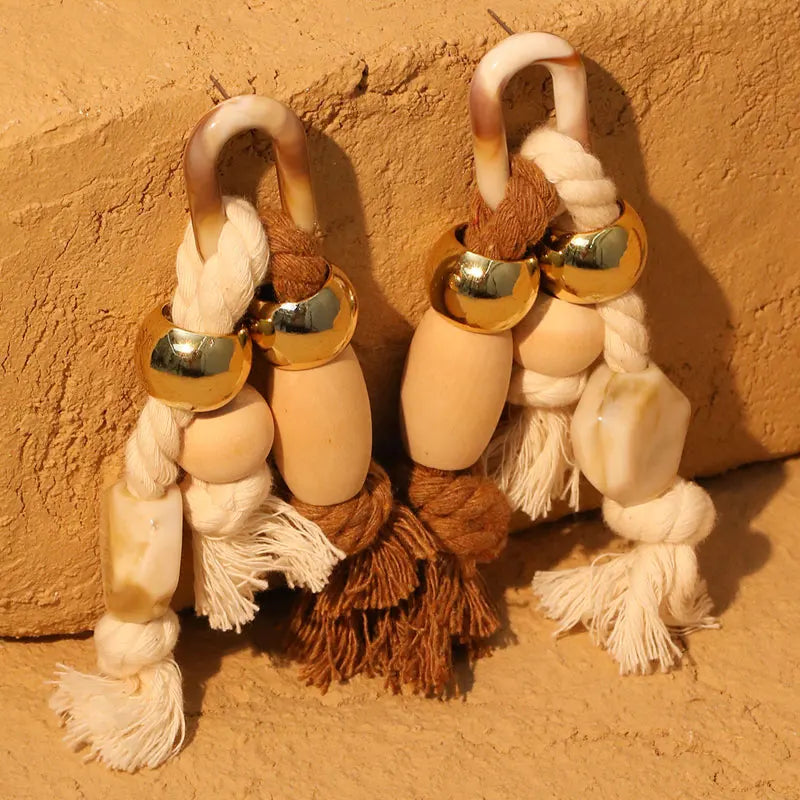 Brinco Longo Statement Boho — Miçangas Douradas, Madeira & Cordão, Artesanal e Leve