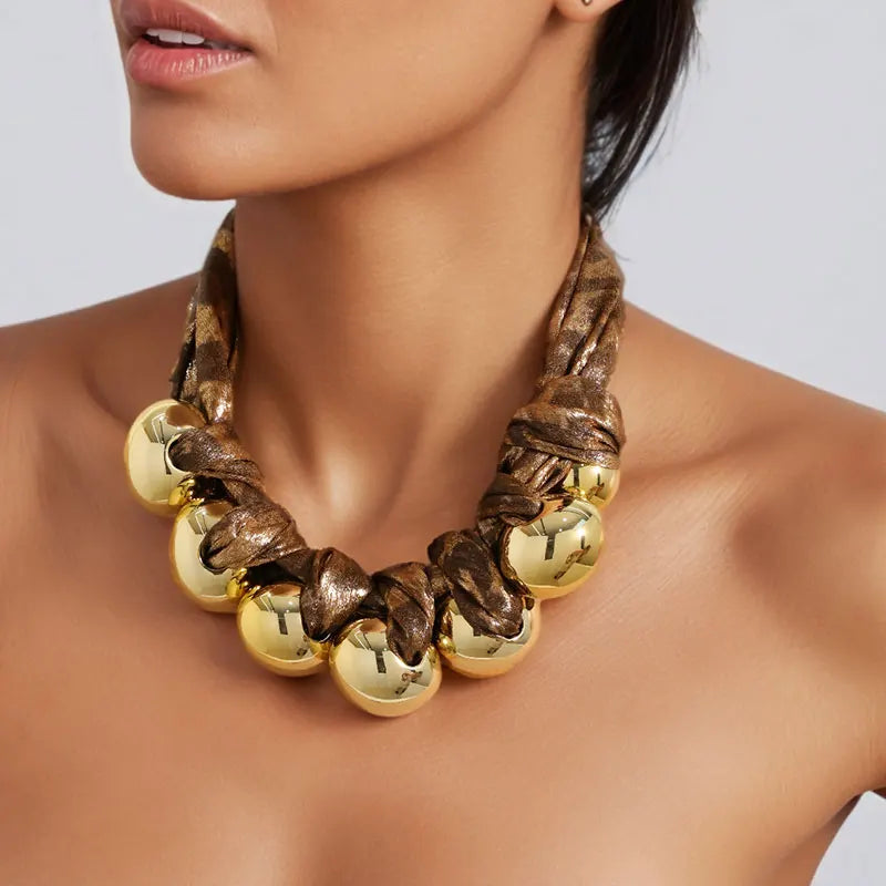 Colar com Pingente Floral e Bolas