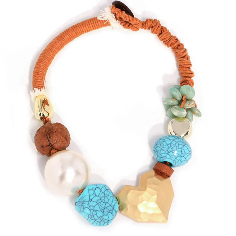 Colar Boho com Contas e Pingente de Coração