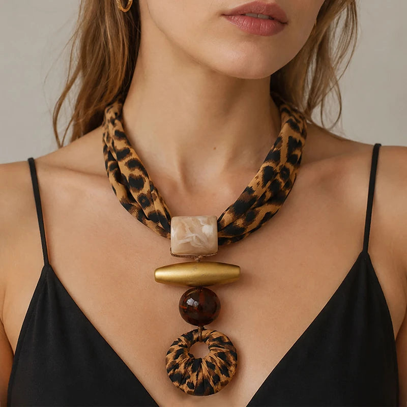 Colar Maxi Animal Print com Pingente Geométrico