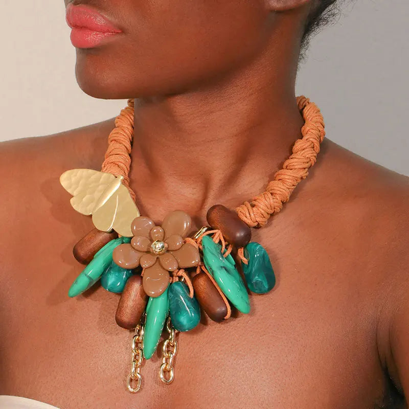 Colar Borboleta Contas Verde Madeira Trançado | By Mireva