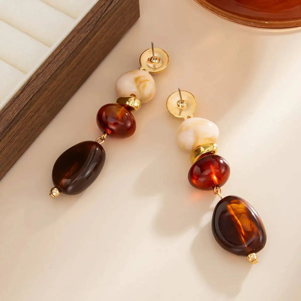 Brinco PuRui Gotas Água Resina Marrom Bege Dourado | By Mireva