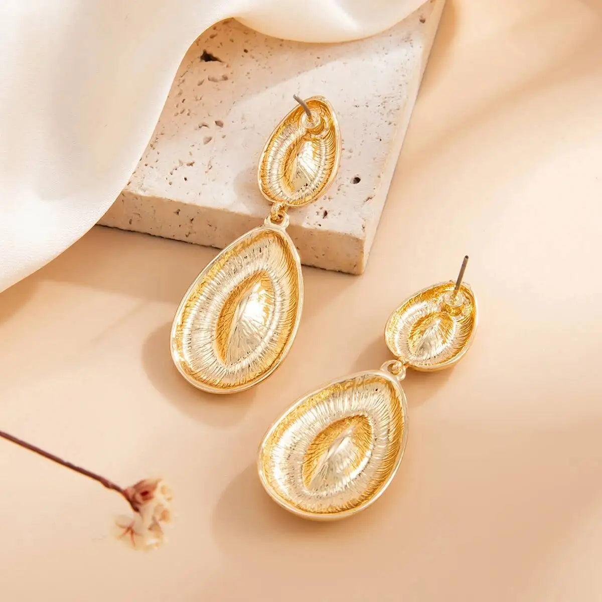 Brinco Dourado com Cristais Lapidados em Formato de Gota